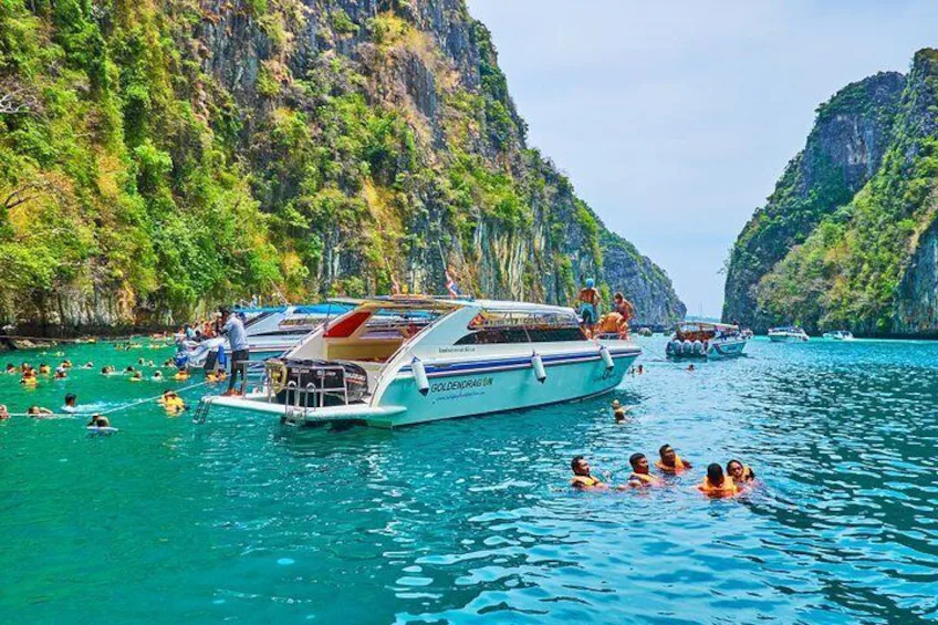 Phi Phi Island Day Trip Program (Full-Day Tour from Phuket/Krabi)
