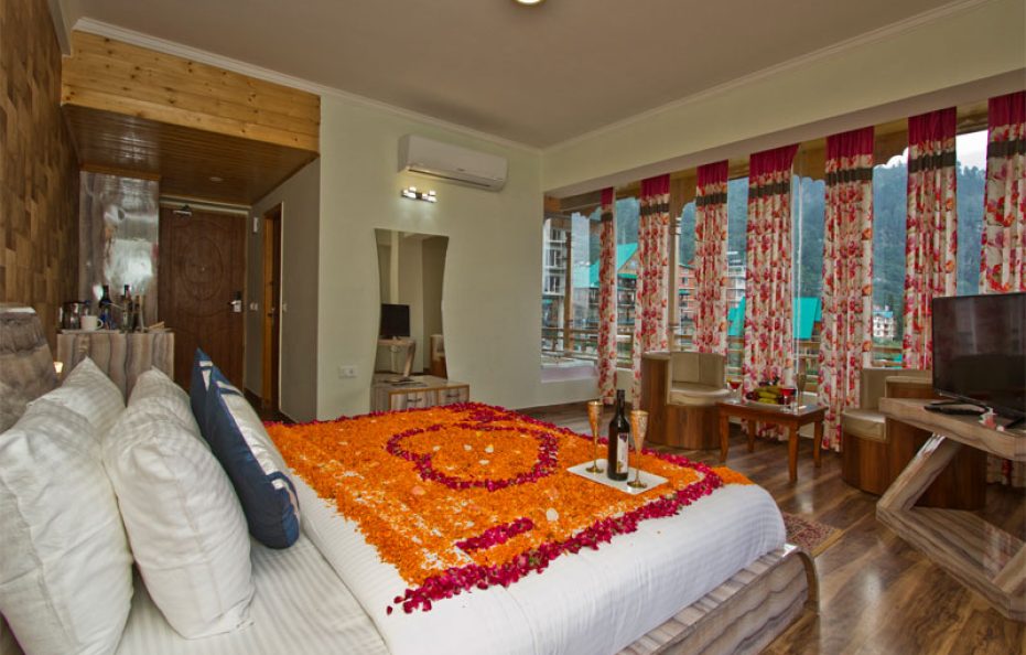 Honeymoon Suite with Jacuzzi – Mountain View